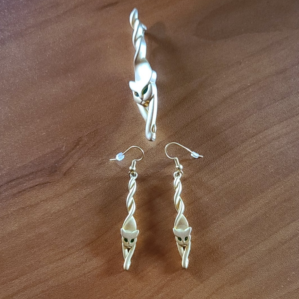 Vintage Cat earrings and brooch set.